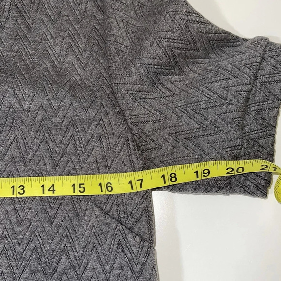 Romeo & Juliet NWT Gray Stitched Chevron Short Sleeve Sweatshirt Medium Women’s - Picture 6 of 11